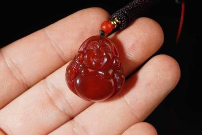 上海都达杂项专场103【全场包邮】  天然红玛瑙精雕《佛公》挂件 附鉴定证书67-154