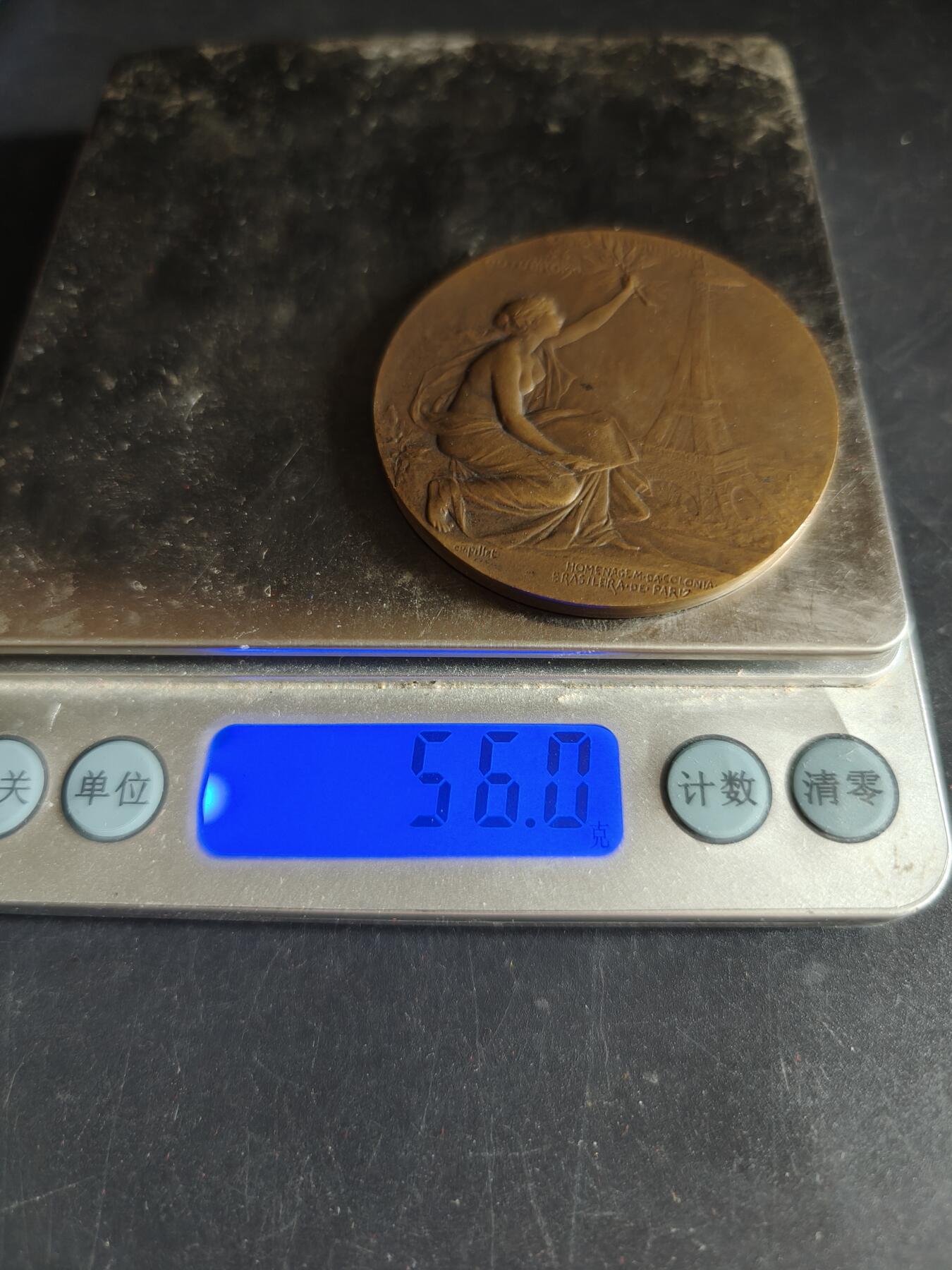 老王徽章第191期 法国驻巴黎巴西侨民直径阿尔贝托·桑托斯-杜蒙大铜章     原盒      新艺术风格航空女神形象    阿尔贝托·桑托斯·杜蒙为巴西传奇航空先驱、人类航空史的奠基人之一，被巴西尊为“航空之父”，发明了飞艇并成功于1906年驾驶6号飞艇完成环绕埃菲尔铁塔飞行一圈并返航         大师皮列作品       直径50mm    重量56g 