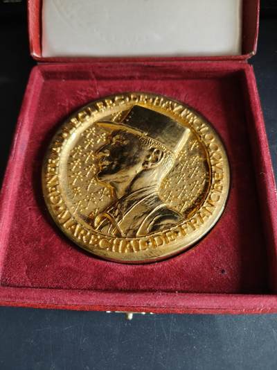 老王徽章第191期 - 法国勒克莱尔将军1944年解放巴黎镀金大铜章     原盒带证书     带边铭      青铜镀24k金      大师阿尔贝·德·耶格尔作品       勒克莱尔是二战自由法国的传奇将领，戴高乐最信任的将领之一，1944年率领法国第2装甲师率先攻入巴黎，迫使德军投降，终结了巴黎4年的纳粹占领，被尊为“巴黎解放者”        直径11cm       重量677.8g