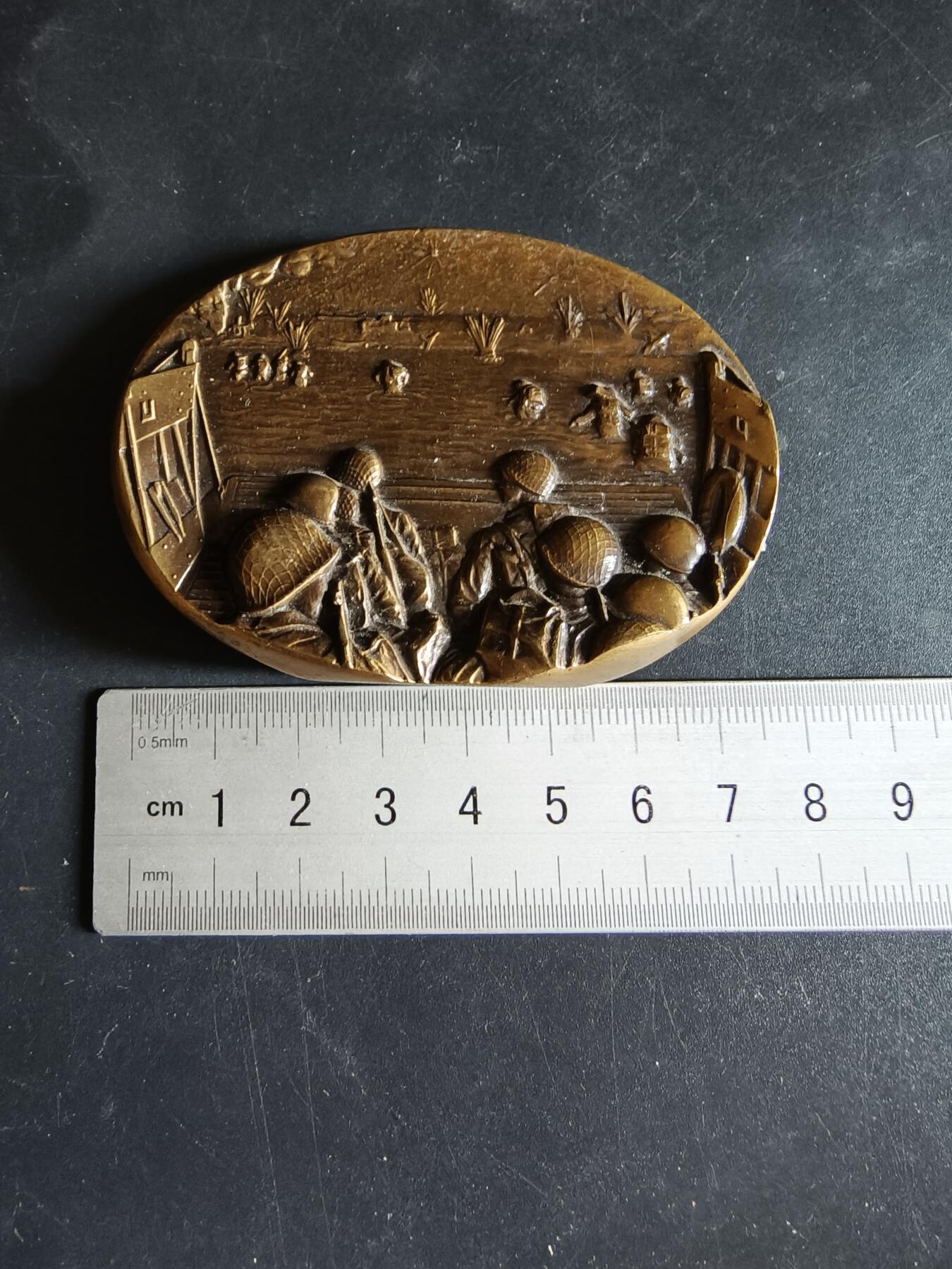 老王徽章第191期 法国诺曼底登陆纪念委员会异形大铜章     青铜材质    复刻了奥马哈海滩登陆场景     高浮雕      尺寸80×58mm     重量293.5g