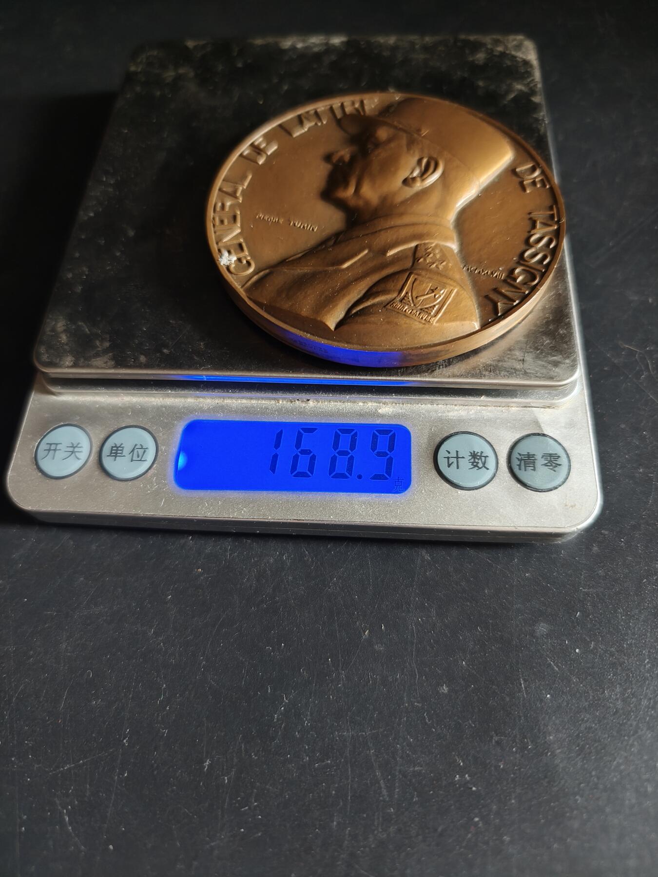 老王徽章第191期 法国二战第一集团军强渡莱茵河大铜章     正面为法国参谋长塔西尼将军     大师皮埃尔·图林作品       直径68mm     重量168.9g 