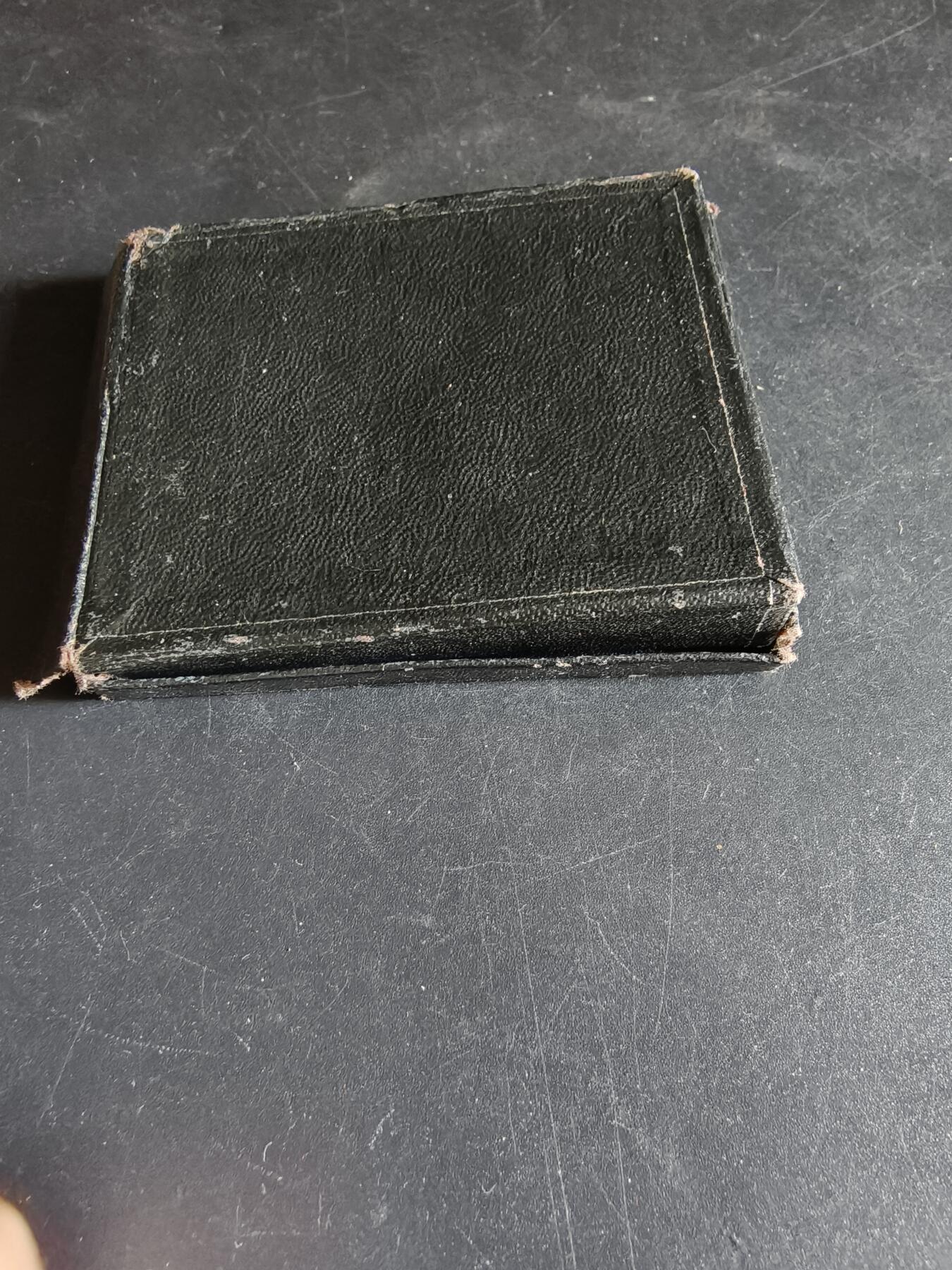 老王徽章第191期 法国冶金工业协会主席阿尔方斯·皮纳尔获得指挥官级荣誉军团勋章方形大铜章      阿尔方斯·皮纳尔是20世纪初法国工业届领袖，身兼冶金，铸造，工商等核心组织的荣誉主席职任，于1900年获颁指挥官级荣誉军团勋章        大师埃米尔·布兰作品      尺寸60×75mm     重量188.1g     原盒盒子有损坏