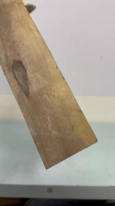 零元拍：NO.1金丝楠阴沉料，切镇尺做牌子，无需打磨就已经金光闪闪。切牌子，做镇尺。满金丝药香，尺寸约：57.5/6/2.5CM。