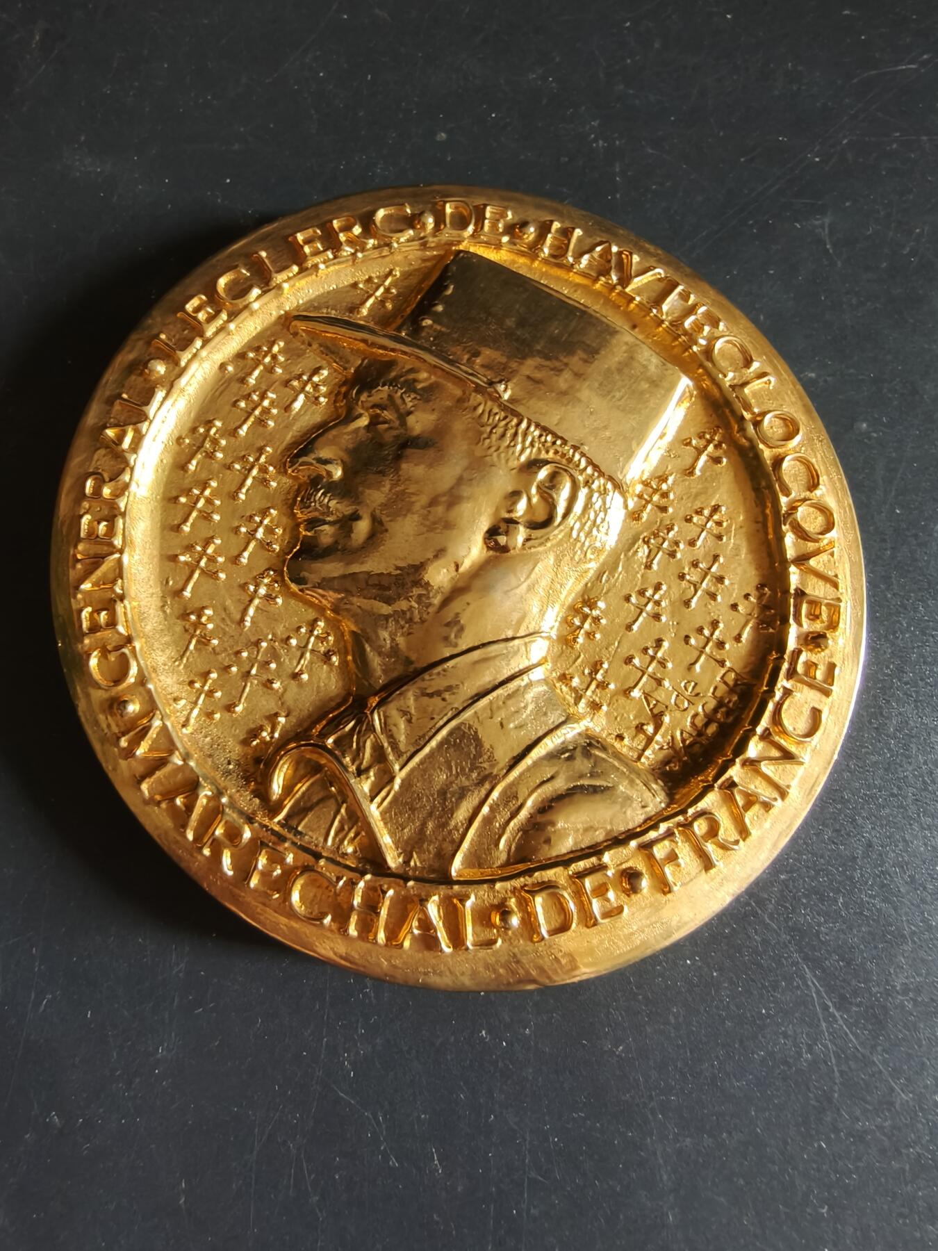 老王徽章第191期 法国勒克莱尔将军1944年解放巴黎镀金大铜章     原盒带证书     带边铭      青铜镀24k金      大师阿尔贝·德·耶格尔作品       勒克莱尔是二战自由法国的传奇将领，戴高乐最信任的将领之一，1944年率领法国第2装甲师率先攻入巴黎，迫使德军投降，终结了巴黎4年的纳粹占领，被尊为“巴黎解放者”        直径11cm       重量677.8g