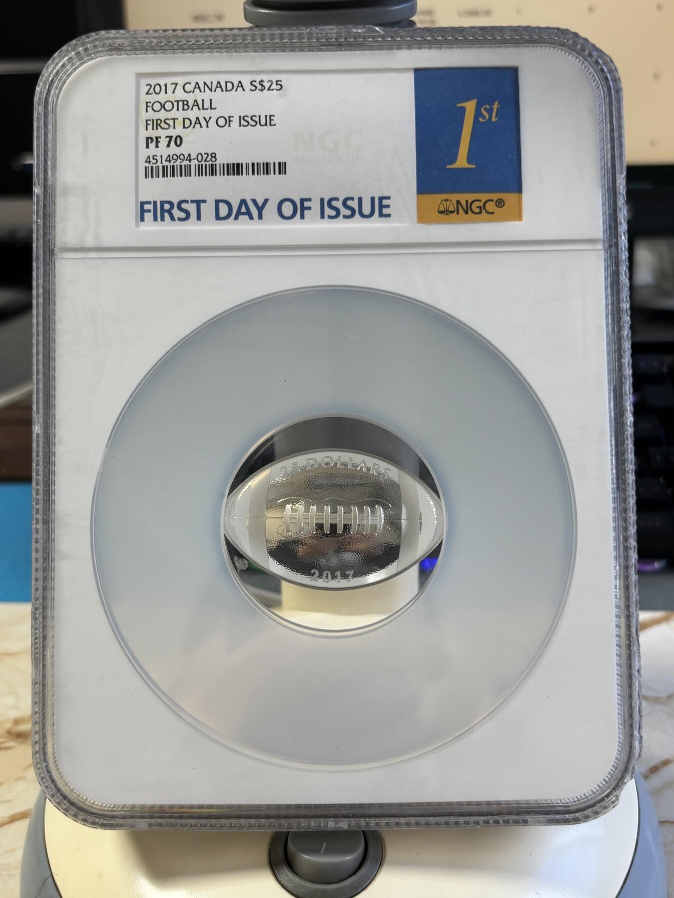 第197期拍卖 加拿大2017橄榄球1盎司纪念异形银币NGC-PF70首无盒证书，9999银，发行8500枚，评级盒有破