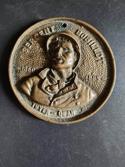 老王徽章第191期 - 法国殖民战争英雄博比约中士大铜章     博比乐于1883-85清法战争期间驻守越南北部太原府，遭到清军与黑旗军联合围攻数月后战死，后博比约中士被法国殖民政府塑造为战争英雄加以追念表彰      直径84mm     重量177g