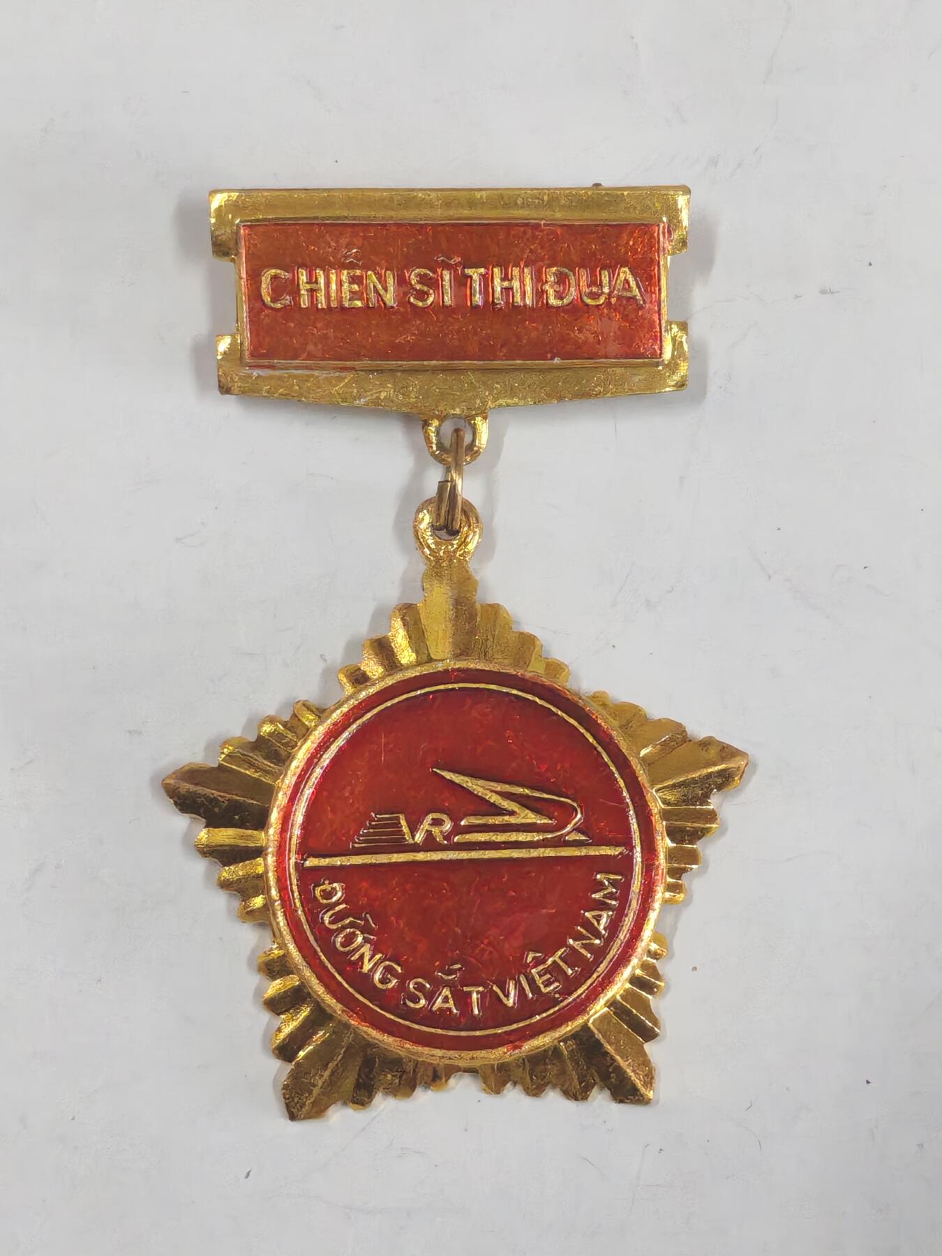 韵星假日军品类拍卖第51期  -- Rimey Holidays Militaria Auction 51 越南社会主义共和国优秀铁路战士奖章