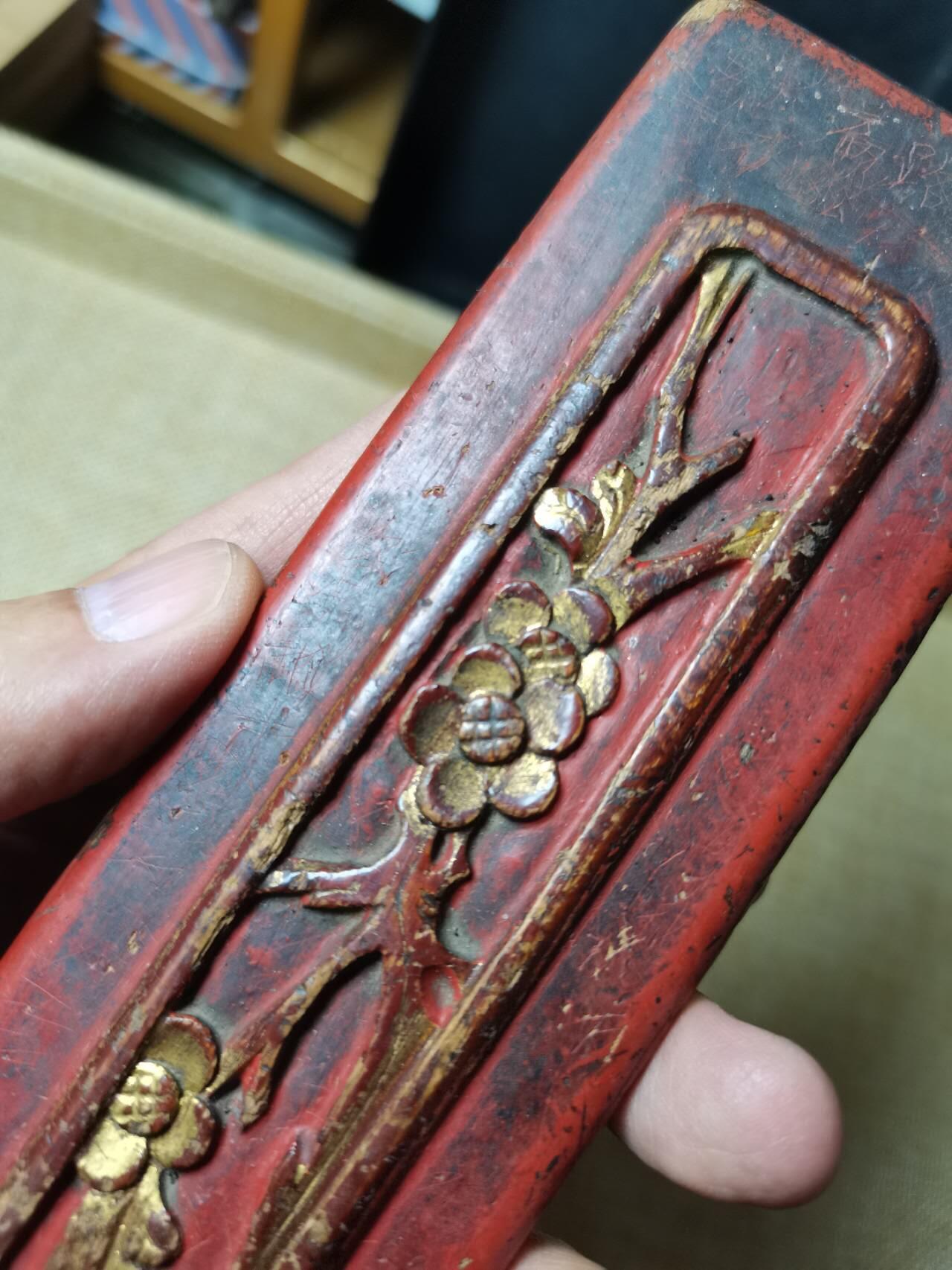 清末红底描金梅花图案女红板