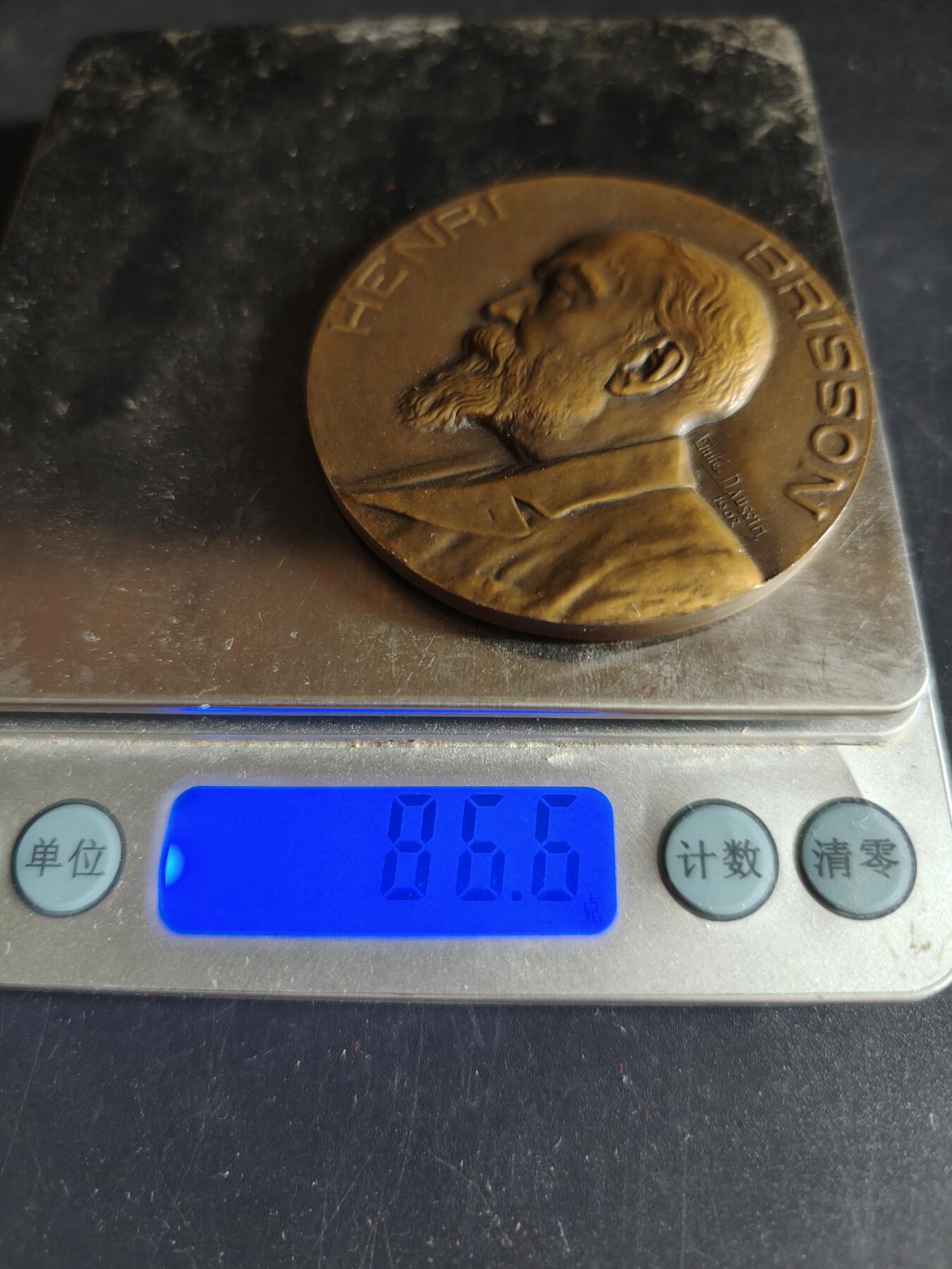 老王徽章第191期 法国1908年国民议会议长亨利·布里松第15次连任大铜章     原盒高浮雕       亨利·布里松是法国第三共和国传奇政治家、共和派领袖，法国近代史上任期最长的国民议会议长，曾任法国总理（1898年），是德雷福斯事件中正义的坚定捍卫者        背面为花环玛丽安娜与国民议会所在地波旁宫         直径56mm      重量86.6g