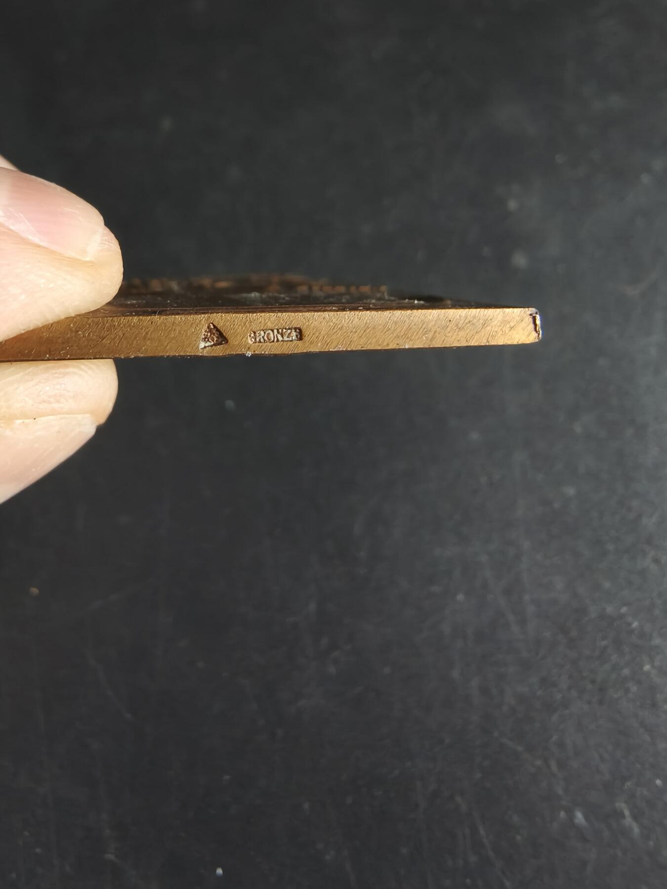 老王徽章第191期 法国会计学会公共事业认证方形大铜章      正面为沉思者形象     尺寸39×56mm     重量50g