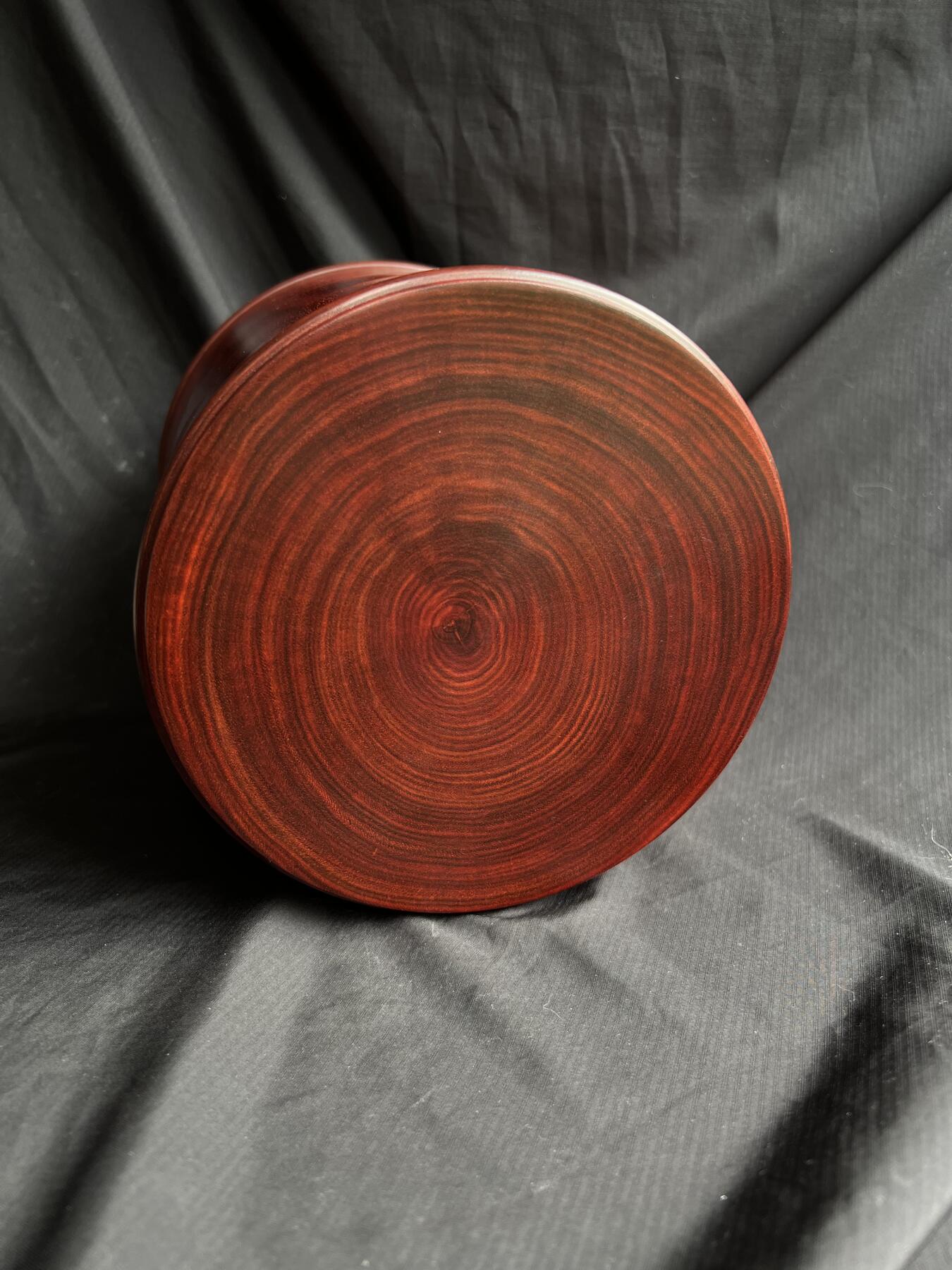 零元拍：精工非洲小叶紫檀（非印度小叶紫檀） 大号笔筒，满纹带水波带瘤子。差不多有七斤左右，精工打磨，花纹漂亮。16.8/16.5/15.5/壁厚约1.7CM。