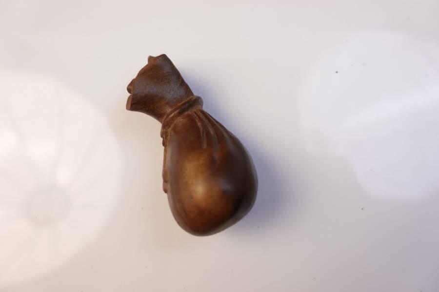 上海都达杂项专场六十六【全场包邮】 绿檀木精雕《钱袋》手把件68-335