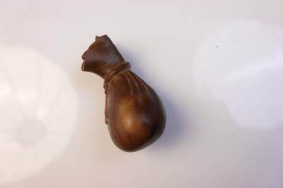 上海都达杂项专场103【全场包邮】  绿檀木精雕《钱袋》手把件68-335