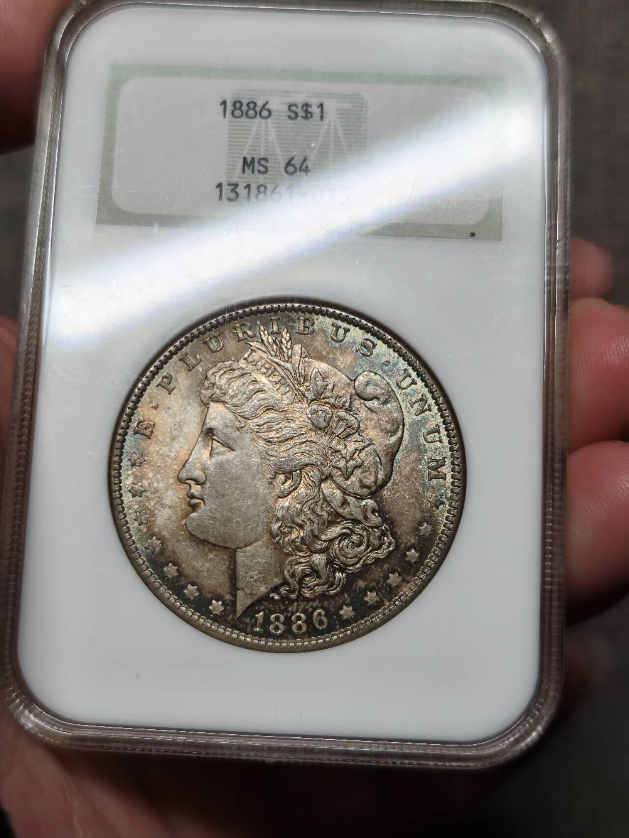 NGC评级MS64老盒严评1886年美国五彩摩根银元银币 最早的NGC评级盒之一，1开头6位数 五彩，实物状态非常好荧光蓝绿色