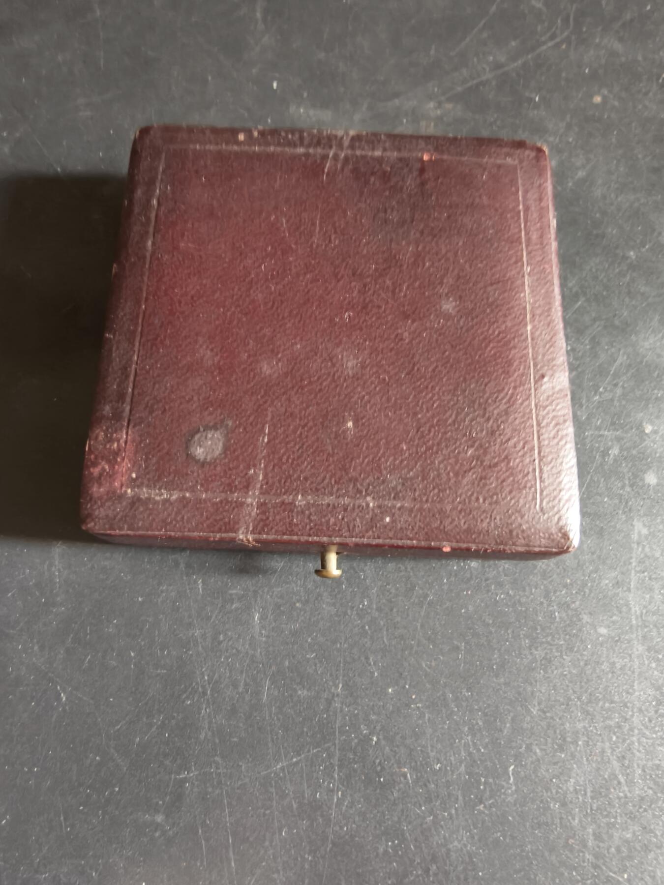 老王徽章第191期 法国劳动主题镀银大铜章       原盒     大师乔治·勒梅尔作品      新古典主义风格胜利女神        直径50mm     重量54.2g