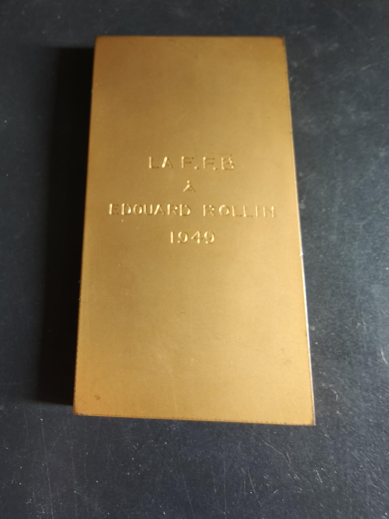 老王徽章第191期 法国拳击联合会1949年方形镀金大铜章    原盒    该章作者为以体育章牌雕刻闻名的大师安德烈·德鲁多内     尺寸56×100mm     重量258.8g