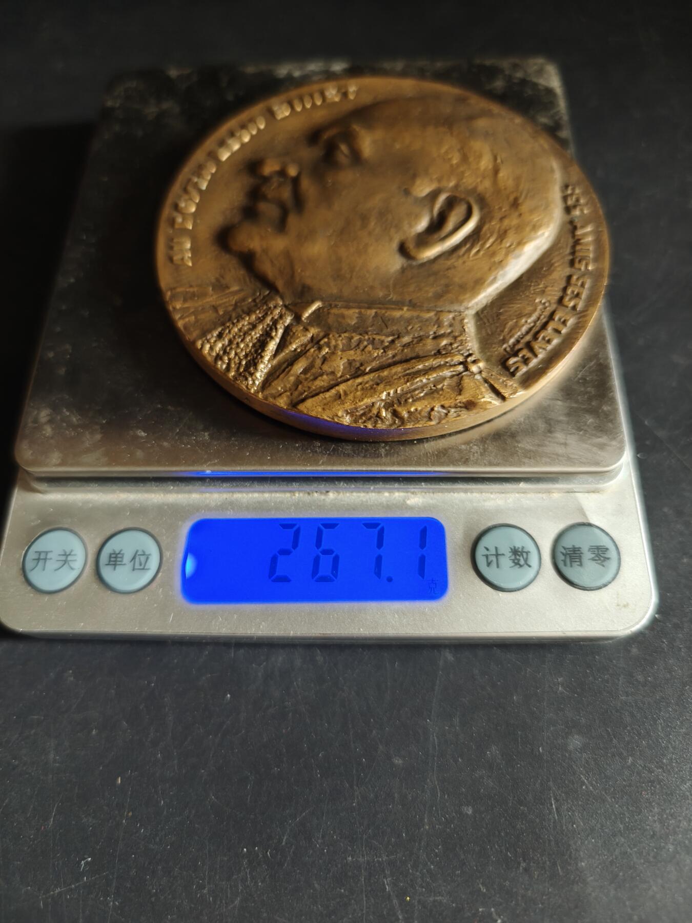 老王徽章第191期 法国巴黎医学院院长莱昂·比内大铜章     高浮雕      直径78mm     重量267.1g