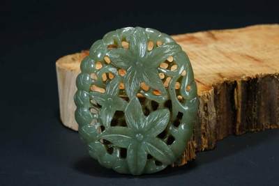 上海都达杂项专场七十二【全场包邮】 - 和田玉镂空雕花卉纹佩67-16