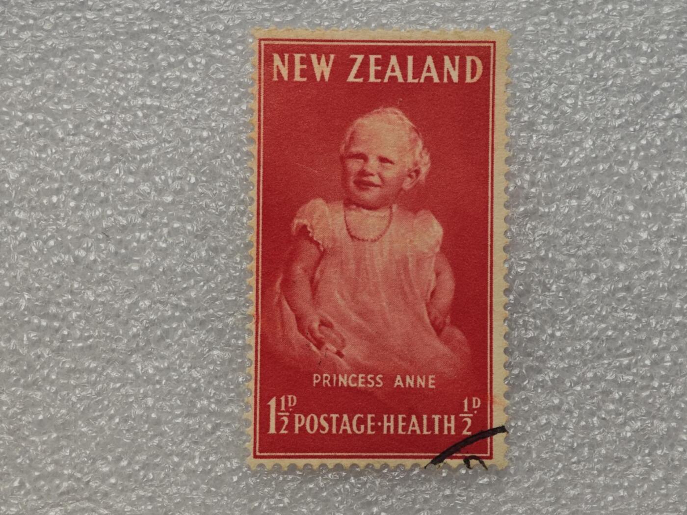  【淘币小摊】限时拍第八百九十一拍  外国老邮票 印花税票 火花纸品场    每周一统一发货 新西兰1952年王室安娜公主邮票