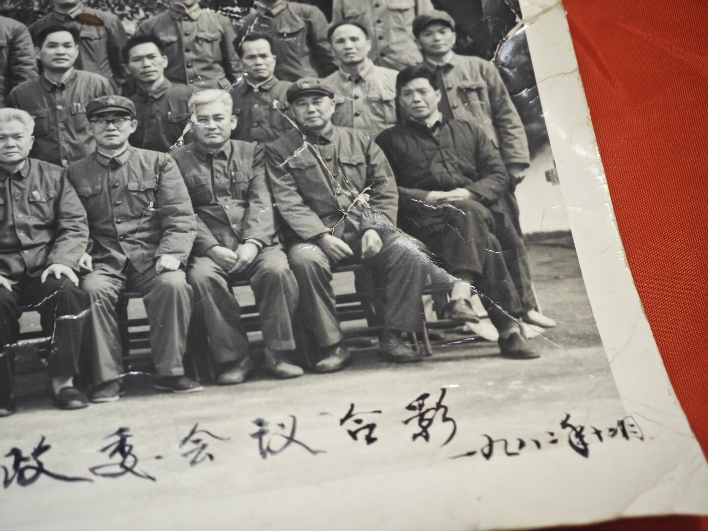 橙子收藏第七期 1982年 河池军分区第一政委会议合影 原版老照片。当时军分区部署边境防御、备战作战的核心会议，参会人员为河池军分区及地方党政军领导，核心议题就是对越作战(两山轮战）的备战与支援。