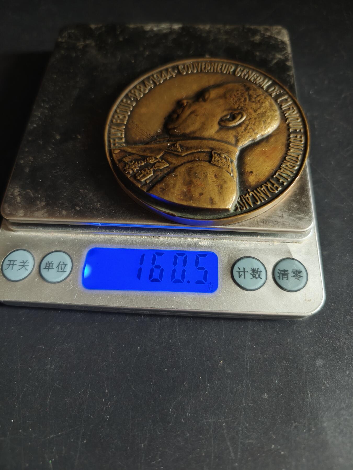 老王徽章第191期 法国1944年法属赤道非洲总督费利克斯·埃布埃大铜章       埃布埃总督在戴高乐将军宣布自由法国成立后首先响应加入了自由法国阵营，让戴高乐将军获得了非洲的军队，资源与战略纵深       大师马塞尔·德朗努瓦作品       直径68mm     重量160.5g