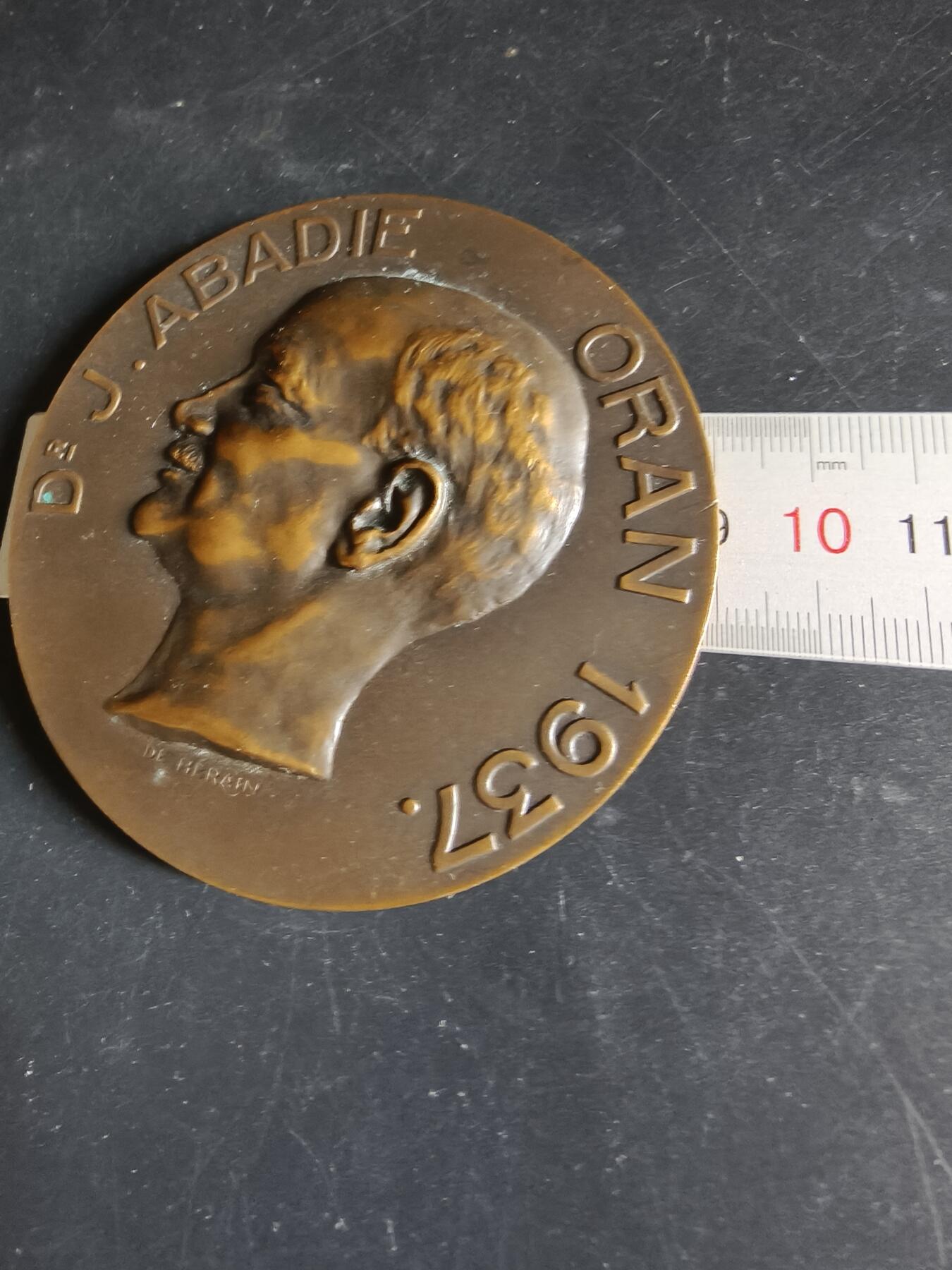 老王徽章第191期 法属阿尔及利亚奥兰市著名医生朱尔·阿巴迪大铜章     高浮雕       直径90mm     重量268.9g直径