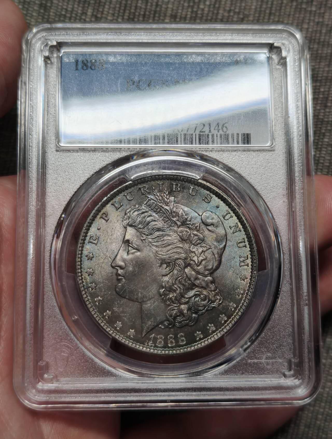 PCGS评级五彩1888年美国摩根银元银币 老五彩发财年 一面是紫色和深绿色包浆，另一面车轮暴光完美品