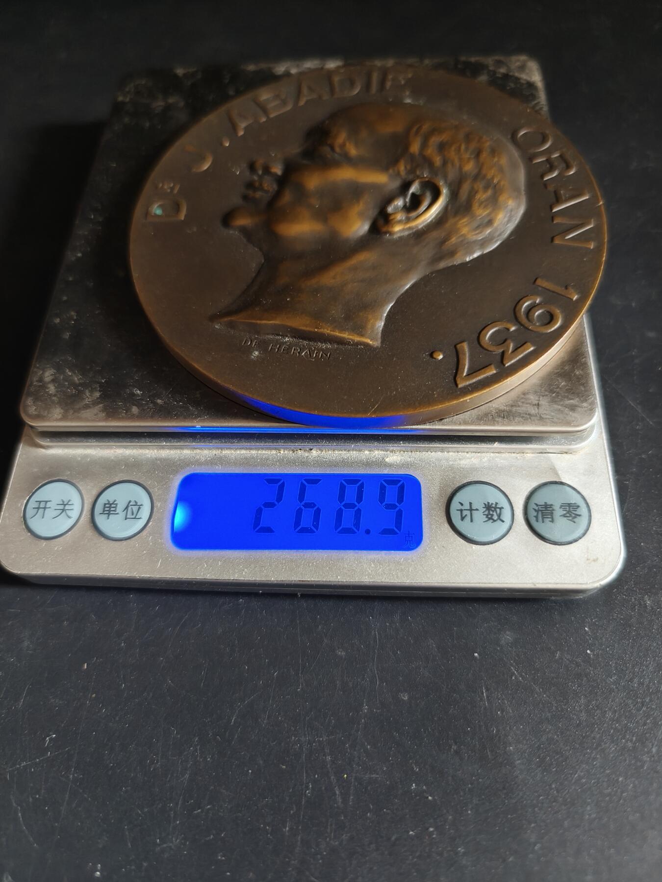 老王徽章第191期 法属阿尔及利亚奥兰市著名医生朱尔·阿巴迪大铜章     高浮雕       直径90mm     重量268.9g直径