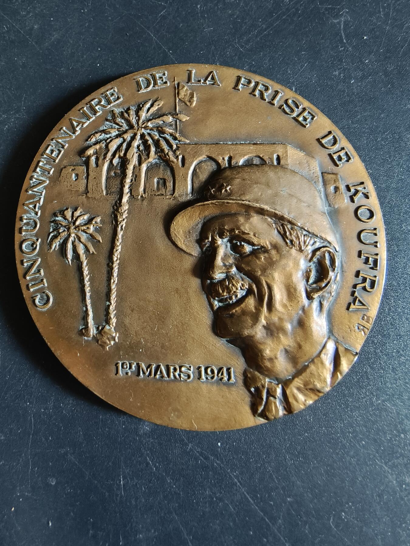 老王徽章第191期 法国1941年勒克莱尔将军库夫拉宣誓50周年大铜章      高浮雕      二战北非战场，自由法国运动处于最低谷。1940年法国投降后，勒克莱尔将军毅然投身自由法国，在利比亚南部的库夫拉（法属北非殖民地）集结军队，宣誓抵抗纳粹德国         直径72mm     重量155.9g 