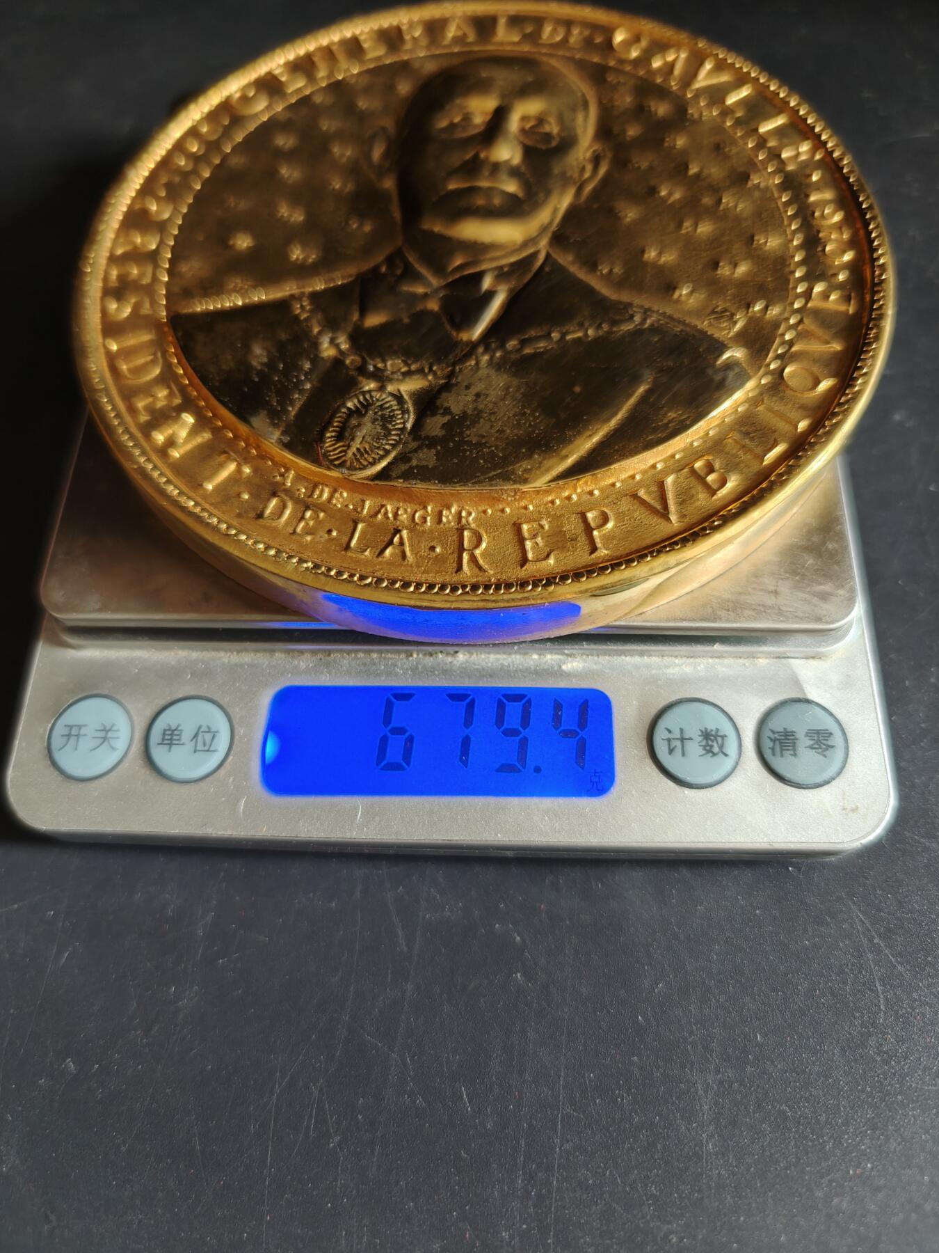 老王徽章第191期 法国夏尔戴高乐将军逝世镀金大铜章     原盒带证书     带边铭     青铜镀24k金     大师阿尔贝·德·耶格尔作品      直径11cm      重量679.4g