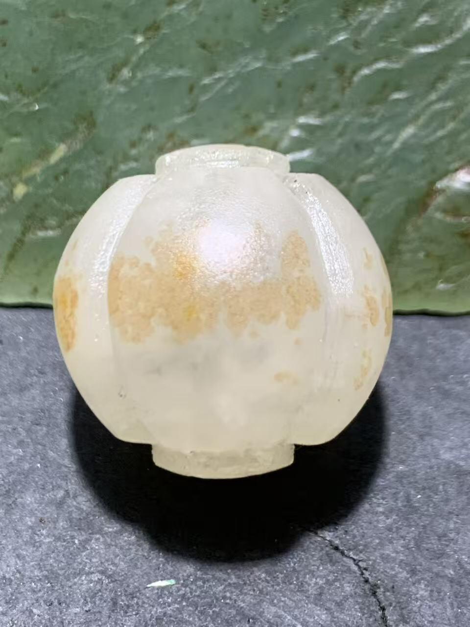 精美亚光冰飘战国红玛瑙手工雕刻四棱南瓜灯笼珠一颗！