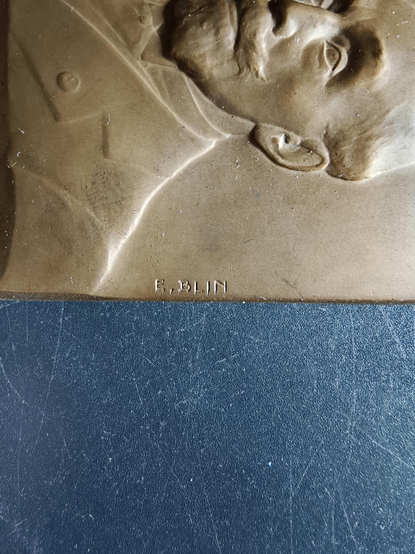 老王徽章第191期 法国冶金工业协会主席阿尔方斯·皮纳尔获得指挥官级荣誉军团勋章方形大铜章      阿尔方斯·皮纳尔是20世纪初法国工业届领袖，身兼冶金，铸造，工商等核心组织的荣誉主席职任，于1900年获颁指挥官级荣誉军团勋章        大师埃米尔·布兰作品      尺寸60×75mm     重量188.1g     原盒盒子有损坏