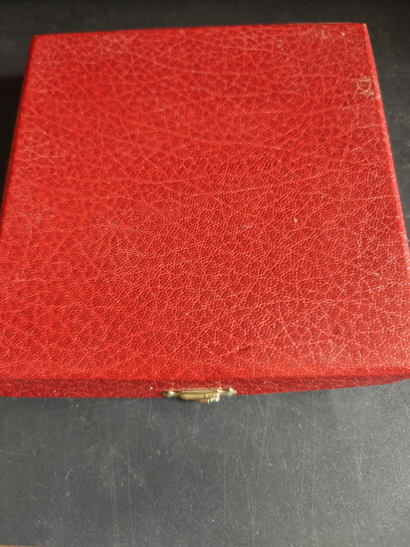 老王徽章第191期 法国勒克莱尔将军1944年解放巴黎镀金大铜章     原盒带证书     带边铭      青铜镀24k金      大师阿尔贝·德·耶格尔作品       勒克莱尔是二战自由法国的传奇将领，戴高乐最信任的将领之一，1944年率领法国第2装甲师率先攻入巴黎，迫使德军投降，终结了巴黎4年的纳粹占领，被尊为“巴黎解放者”        直径11cm       重量677.8g