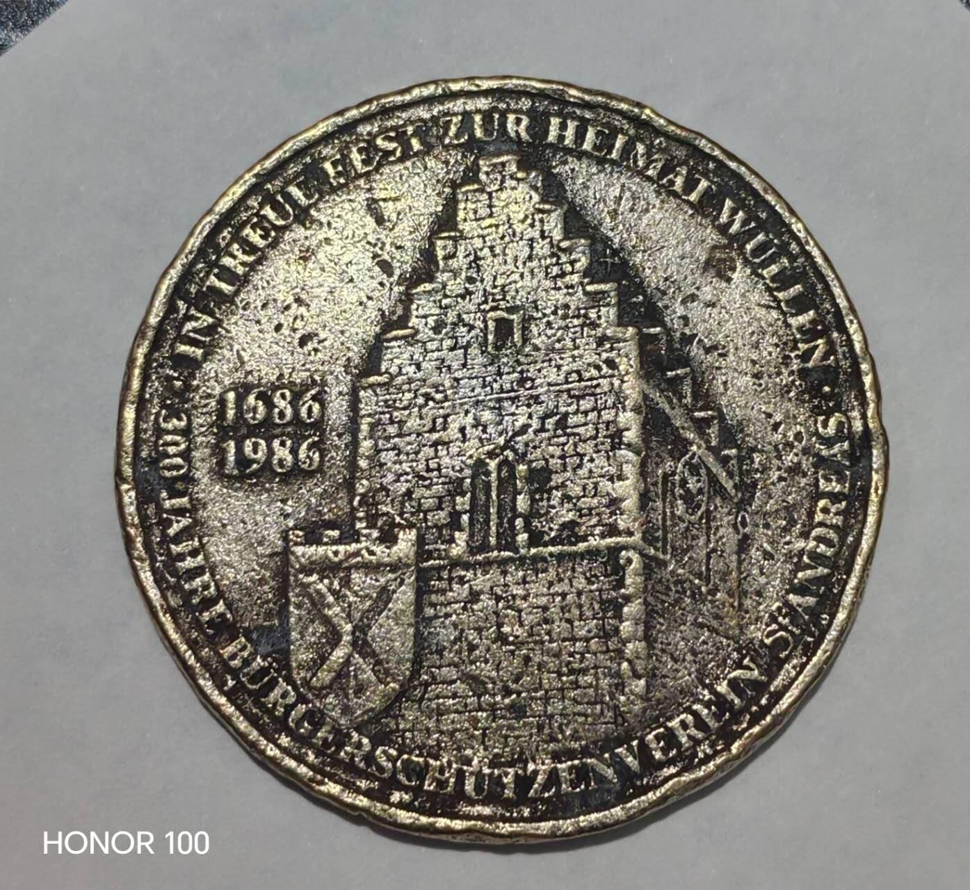 纪念章/纪念币 1986年德国北莱茵-威斯特法伦州多尔斯滕（Dorsten）圣安德烈亚斯市民射击协会（Bürgerschützenverein St. Andreas）成立300周年纪念章，属于德国传统射击协会（Schützenverein）的周年纪念信物，材质为铜/铜镀银合金。