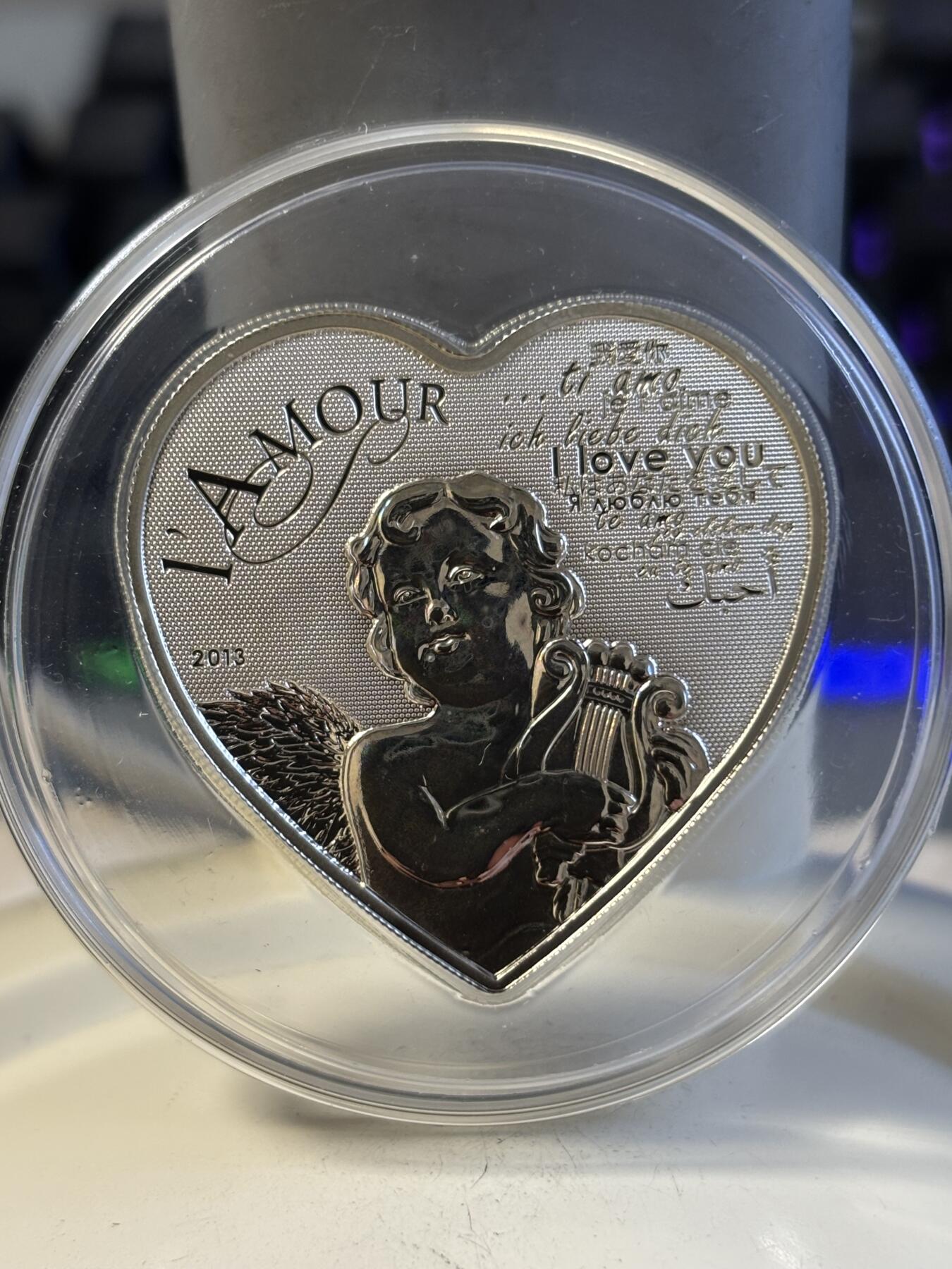 第196期拍卖 喀麦隆2013年天使之爱高浮雕全息幻彩心形纪念银币带证书，925银，发行2500枚