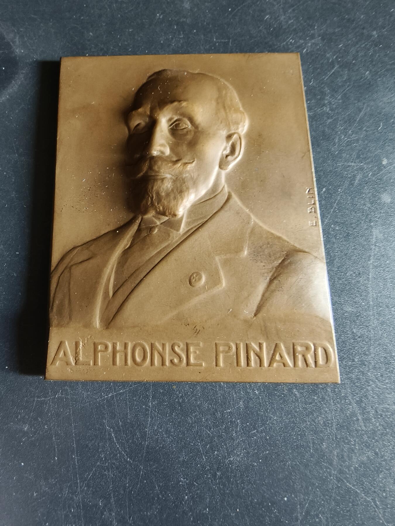 老王徽章第191期 法国冶金工业协会主席阿尔方斯·皮纳尔获得指挥官级荣誉军团勋章方形大铜章      阿尔方斯·皮纳尔是20世纪初法国工业届领袖，身兼冶金，铸造，工商等核心组织的荣誉主席职任，于1900年获颁指挥官级荣誉军团勋章        大师埃米尔·布兰作品      尺寸60×75mm     重量188.1g     原盒盒子有损坏