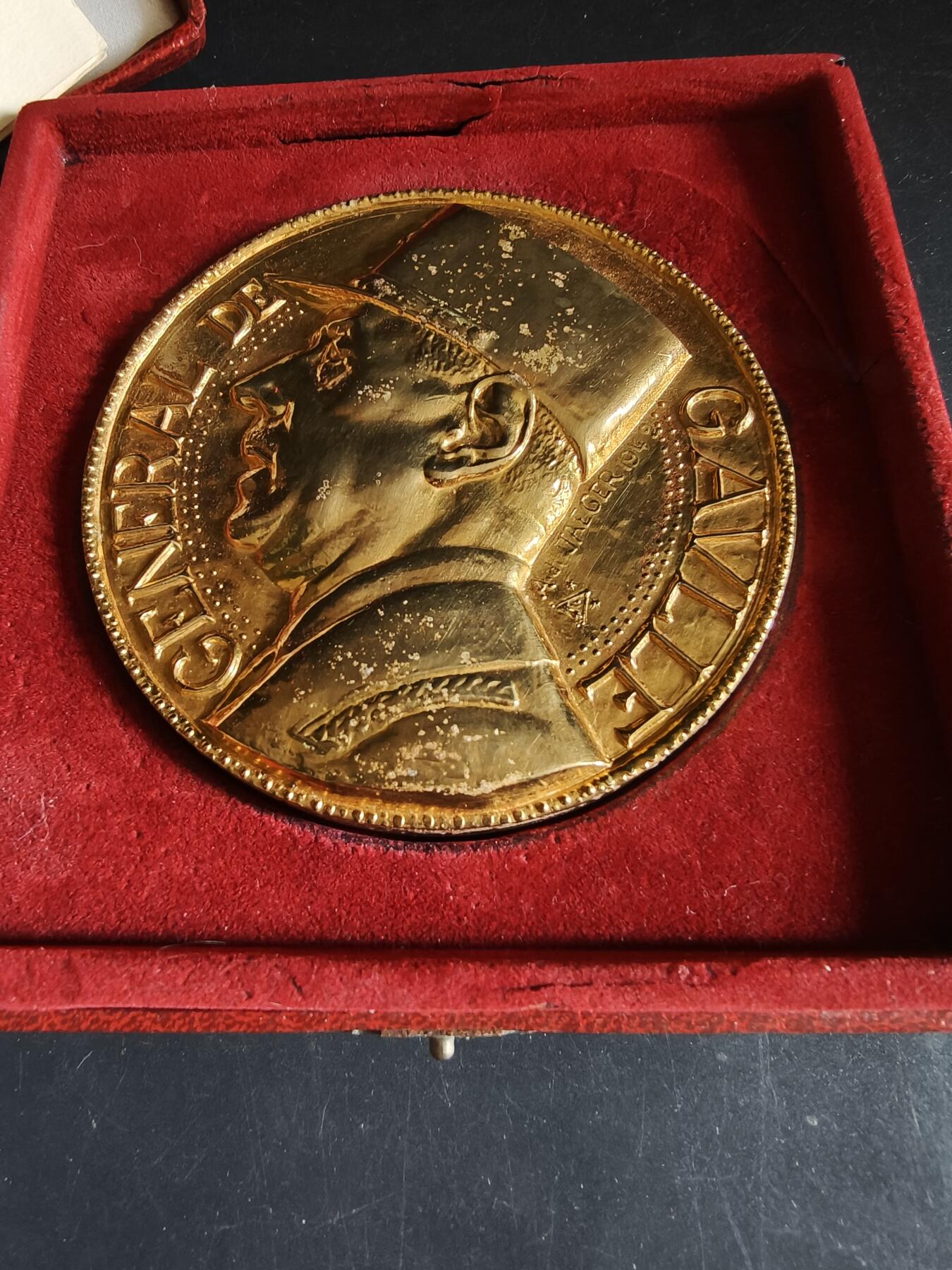 老王徽章第191期 法国夏尔戴高乐将军逝世镀金大铜章     原盒带证书    大师阿尔贝·德·耶格尔作品     青铜镀24k金      带边铭     直径10.7cm      重量713.8g