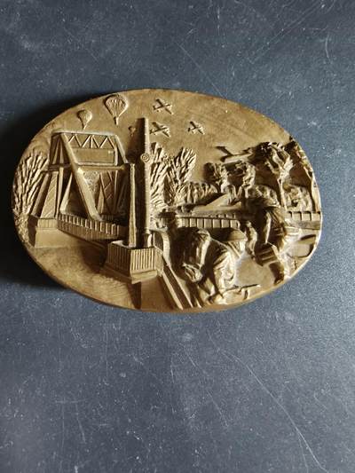 老王徽章第191期 - 法国诺曼底登陆纪念委员会异形大铜章     高浮雕     正面描绘了英国王牌第6空降师夺取飞马桥，阻止德军装甲部队向滩头阵地增援的场景          尺寸80×58mm      重量322.3g  