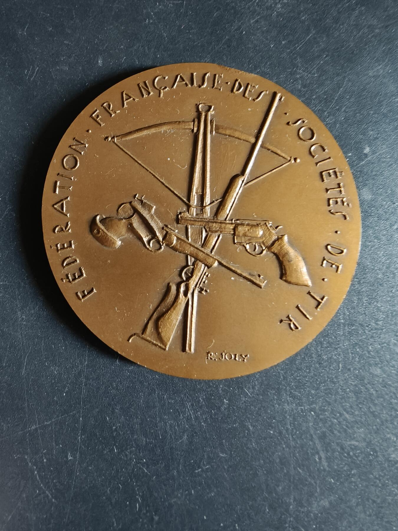 老王徽章第191期 法国国家射击联盟大铜章     大师R·若利作品      直径58mm     重量83g