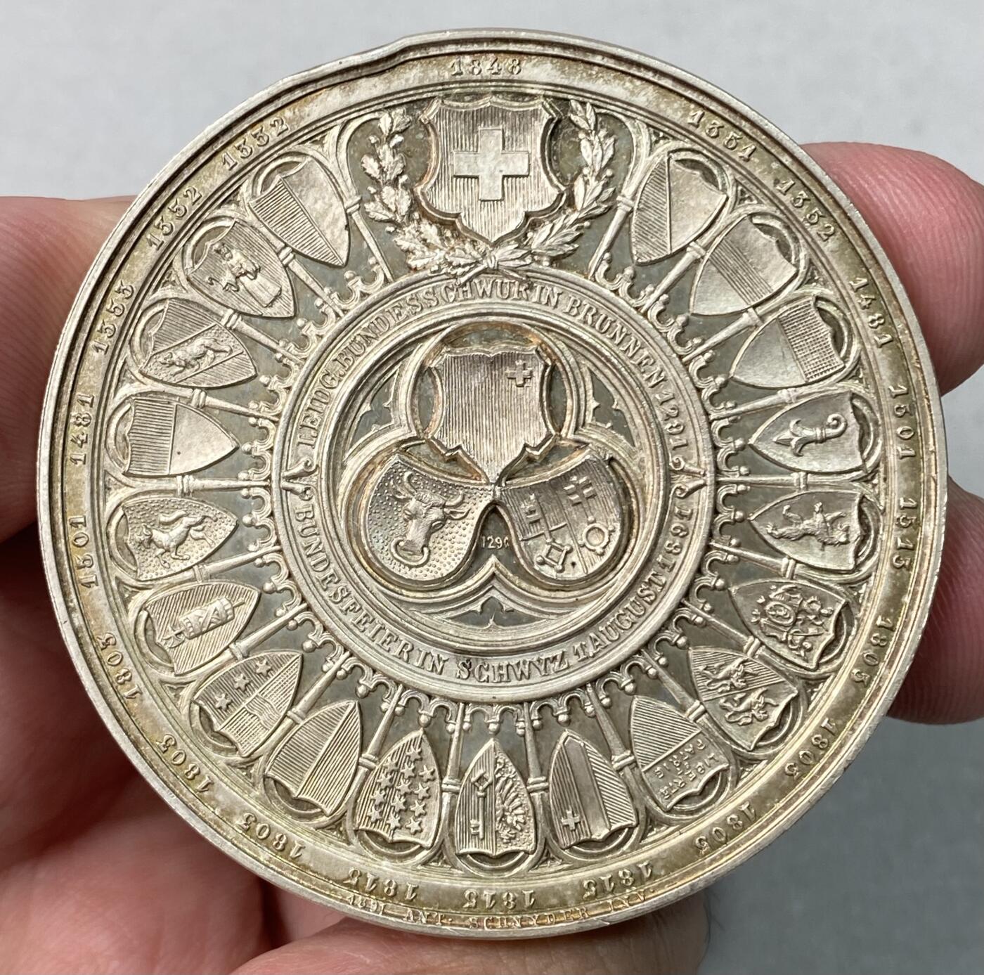 万国钱币拍卖第064期 1848年瑞士联邦成立600周年纪念大银章 瑞士名誉章牌 瑞士女神向“老三家”献上祝福 背面是所有加入联邦的盾徽 厚重大规格精美之至 44.8g 50mm