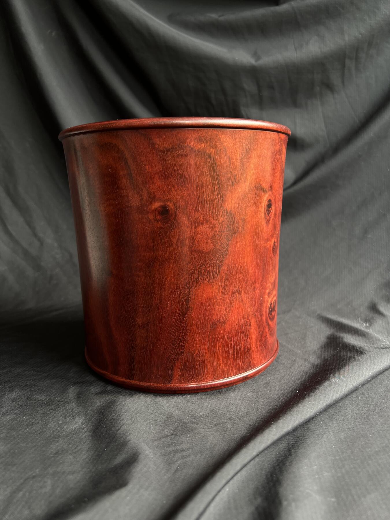 零元拍：精工非洲小叶紫檀（非印度小叶紫檀） 大号笔筒，满纹带水波带瘤子。差不多有七斤左右，精工打磨，花纹漂亮。16.8/16.5/15.5/壁厚约1.7CM。