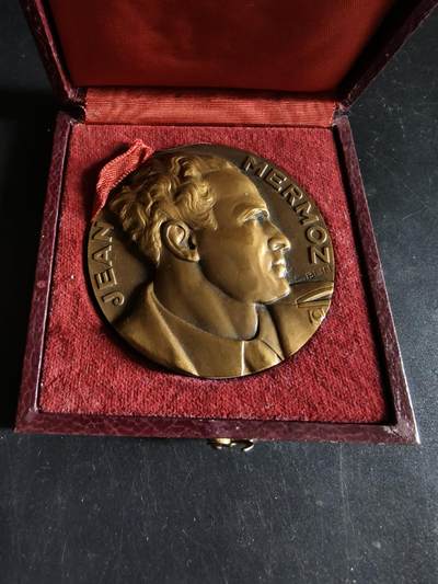 老王徽章第191期 - 法国航空英雄让·威尔莫茨大铜章     原盒      -他是法国航空邮政的核心飞行员，开辟了多条跨大西洋、跨非洲的传奇航线，是人类商业航空的先驱，并且于1930年完成人类历史上首次跨南大西洋不间断飞行，创造了航空史上的里程碑      背面为胜利女神      装饰风格名作       直径60mm     重量124.8g