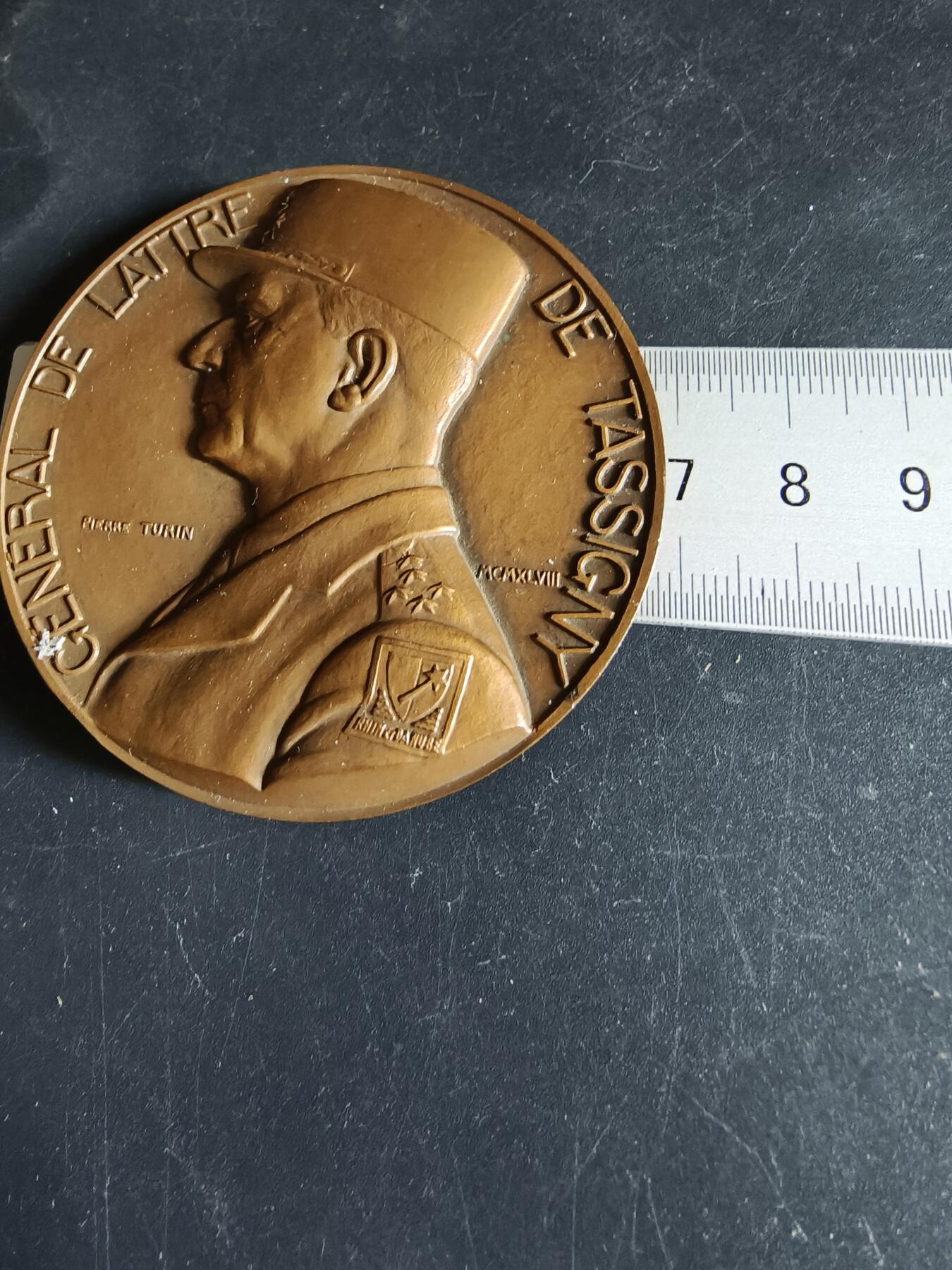 老王徽章第191期 法国二战第一集团军强渡莱茵河大铜章     正面为法国参谋长塔西尼将军     大师皮埃尔·图林作品       直径68mm     重量168.9g 