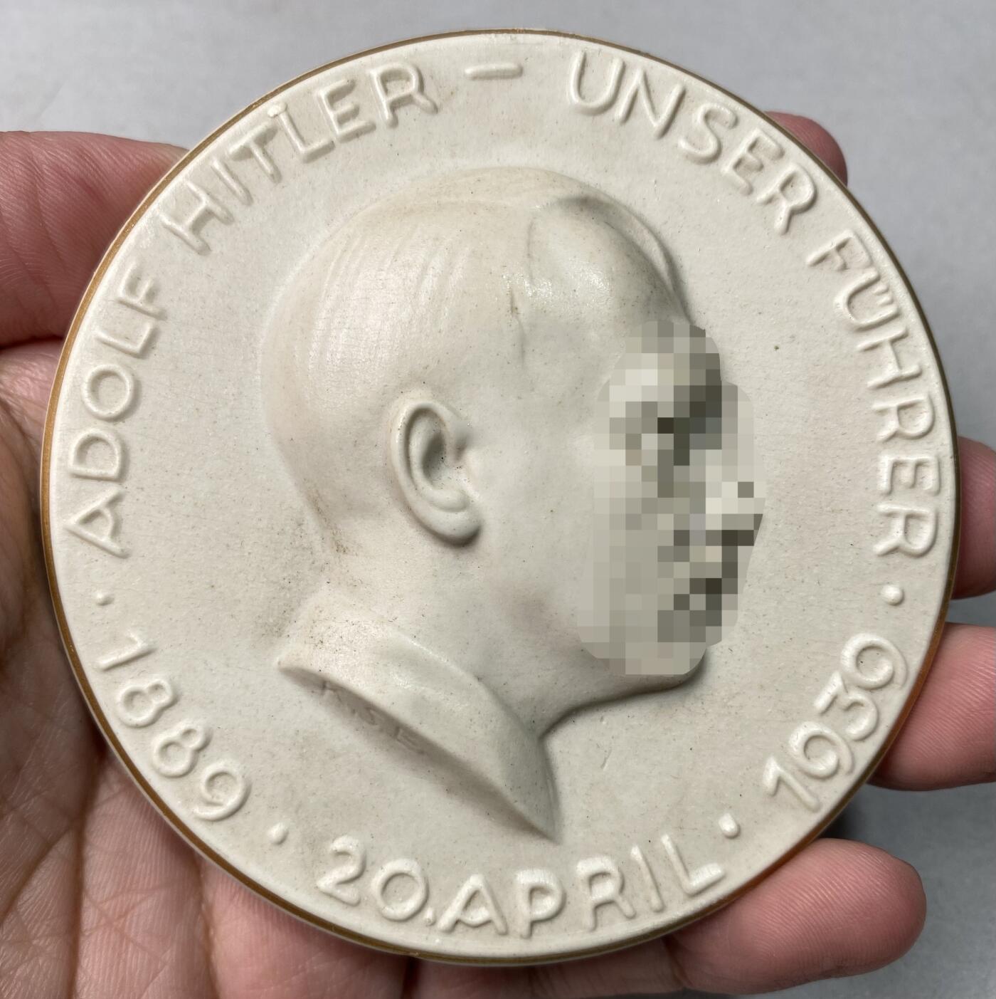 万国钱币拍卖第064期 1939年德国民族社会主义工人党党首50大寿纪念巨型陶瓷章 金边勾勒超高浮雕极其厚重带原盒的顶级收藏品 119.6g 85mm 