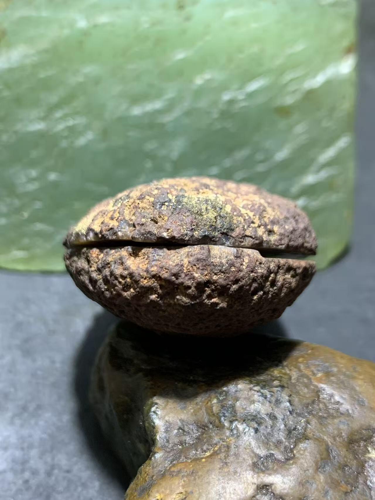 精美亚光原皮冰飘紫罗兰战国红玛瑙对切原石摆件一对，