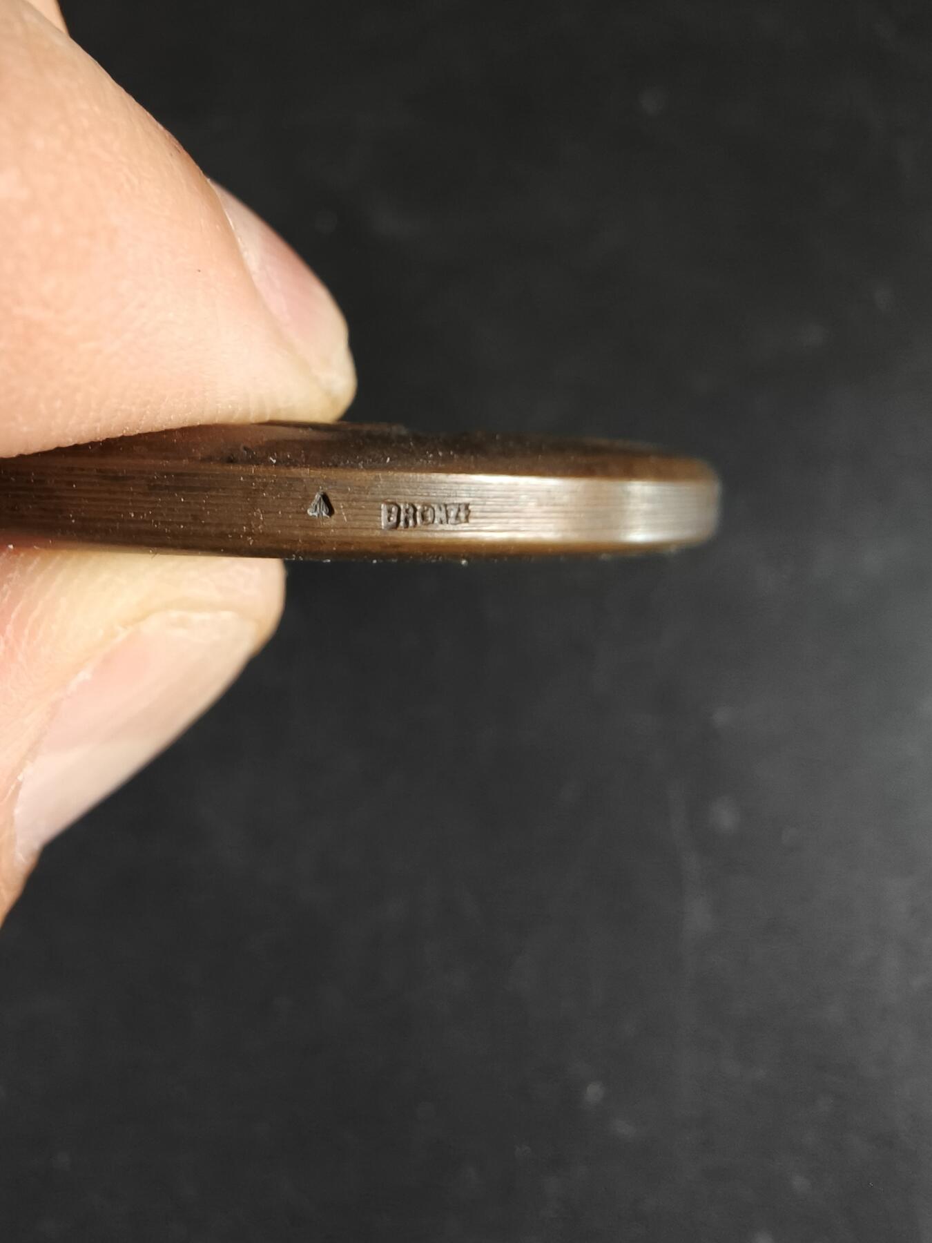 老王徽章第191期 法国体育与教育部奥林匹克运动表彰大铜章      大师科尔宾作品     直径68mm      重量152.6g