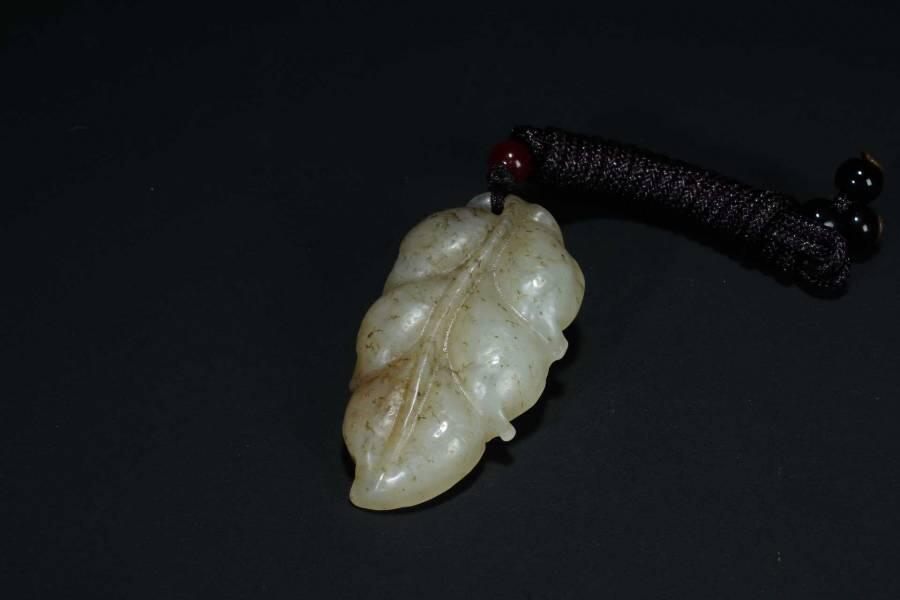 上海都达杂项专场六十六【全场包邮】 天然和田玉青花籽精雕《金枝玉叶》挂件 附鉴定证书66-142