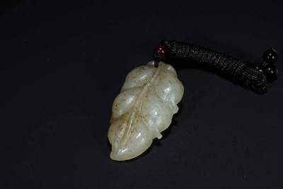 上海都达杂项专场六十六【全场包邮】 - 天然和田玉青花籽精雕《金枝玉叶》挂件 附鉴定证书66-142