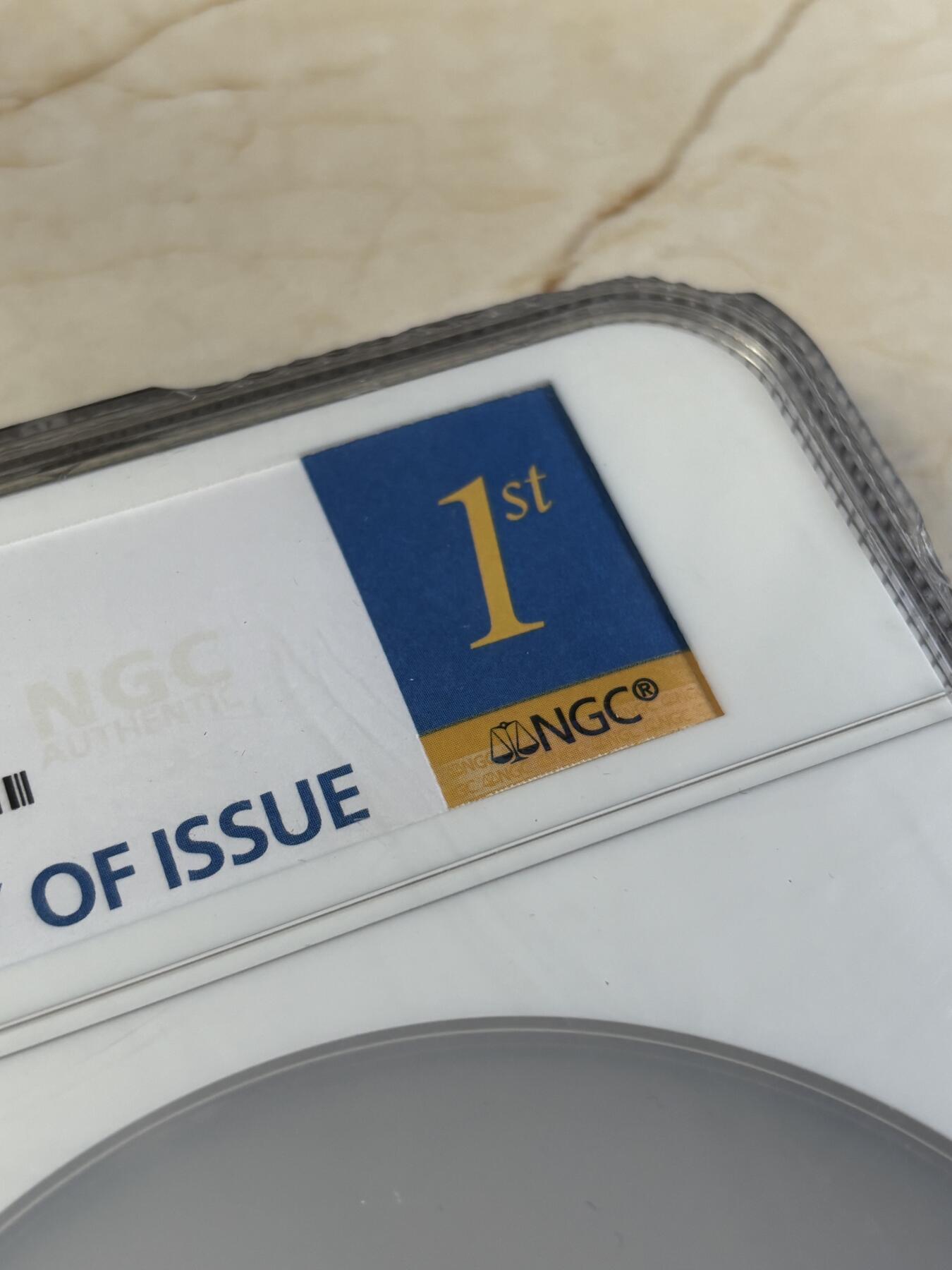 第197期拍卖 加拿大2017橄榄球1盎司纪念异形银币NGC-PF70首无盒证书，9999银，发行8500枚，评级盒有破