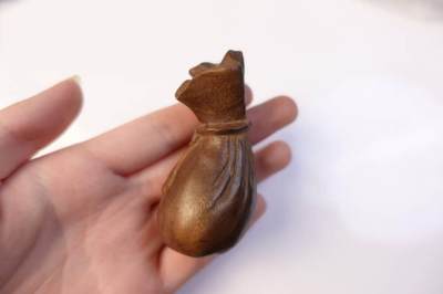 上海都达杂项专场103【全场包邮】  绿檀木精雕《钱袋》手把件68-335